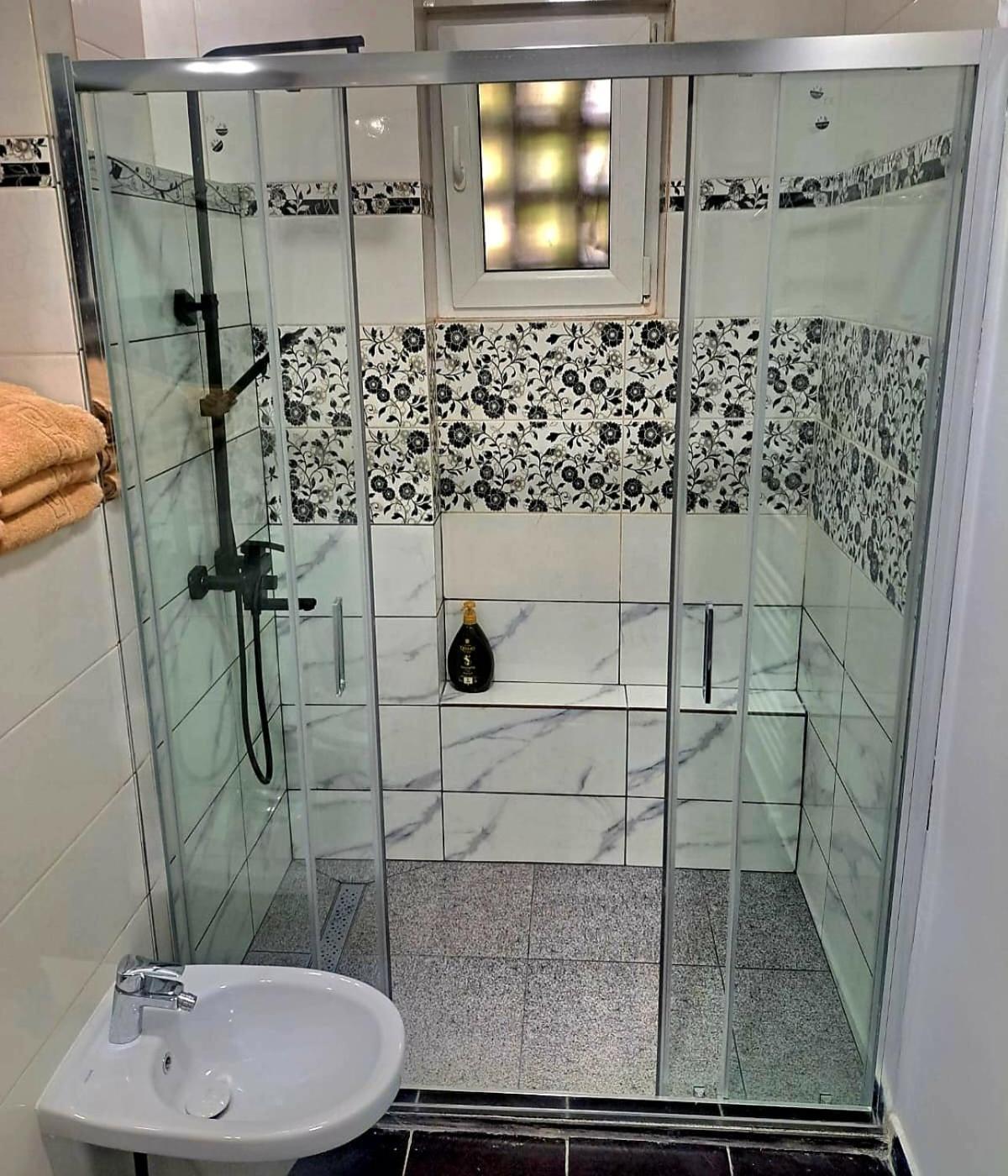 Apartament 3 Camere Hd هونيدوارا المظهر الخارجي الصورة